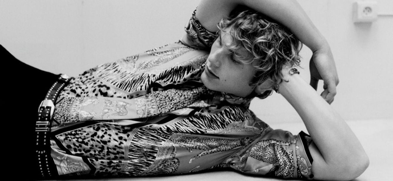 Versace FW25: la forza dell’eleganza scolpita