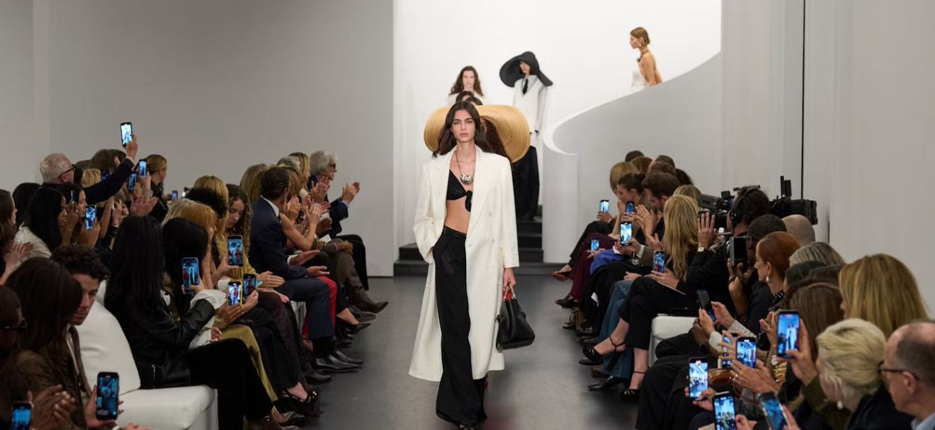 Ralph Lauren, l’eleganza del potere femminile: la lezione silenziosa dalla Primavera 2026