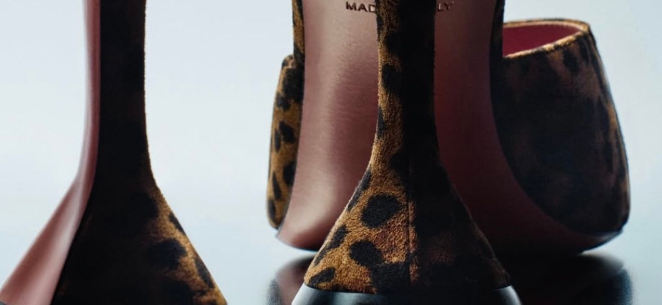 Amina Muaddi FW25: Scultura, Glamour e Femminilità Decisa