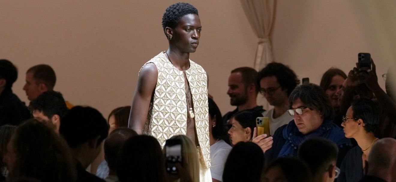 Milano Fashion Week Uomo PE 2026: l’eleganza in movimento tra arte, viaggio e identità;