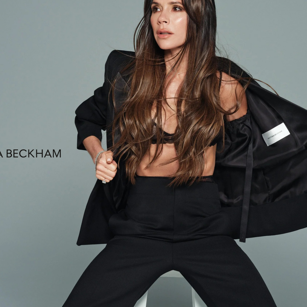 L’eleganza di Victoria Beckham: Il Marchio di Lusso Essenziale che Incanta il Mondo della Moda