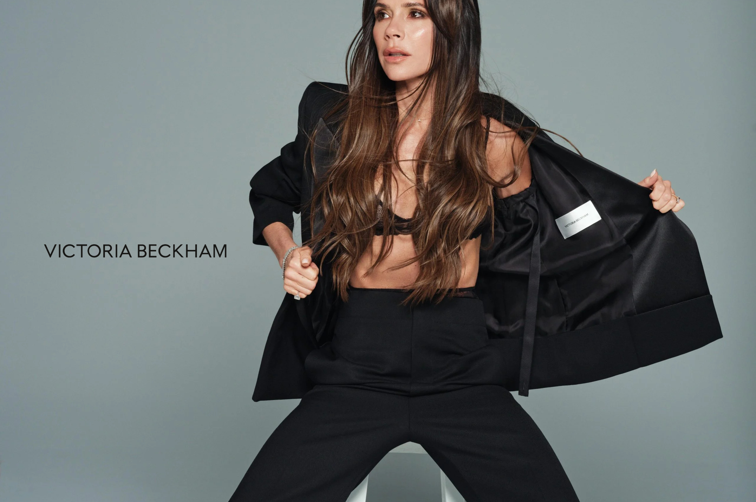 L’eleganza di Victoria Beckham: Il Marchio di Lusso Essenziale che Incanta il Mondo della Moda