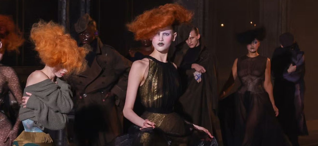 Maison Margiela PE25: L’Eleganza Visionaria di John Galliano