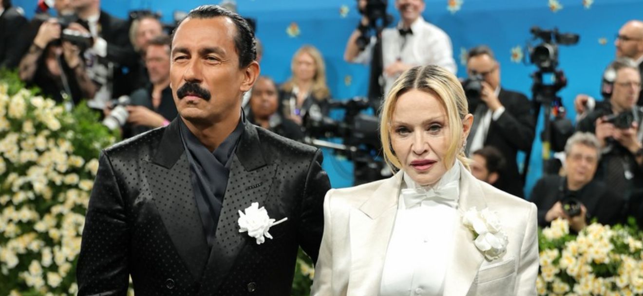 Met Gala 2025: Madonna in Tom Ford al fianco di Haider Ackermann per celebrare “Superfine: Tailoring Black Style”