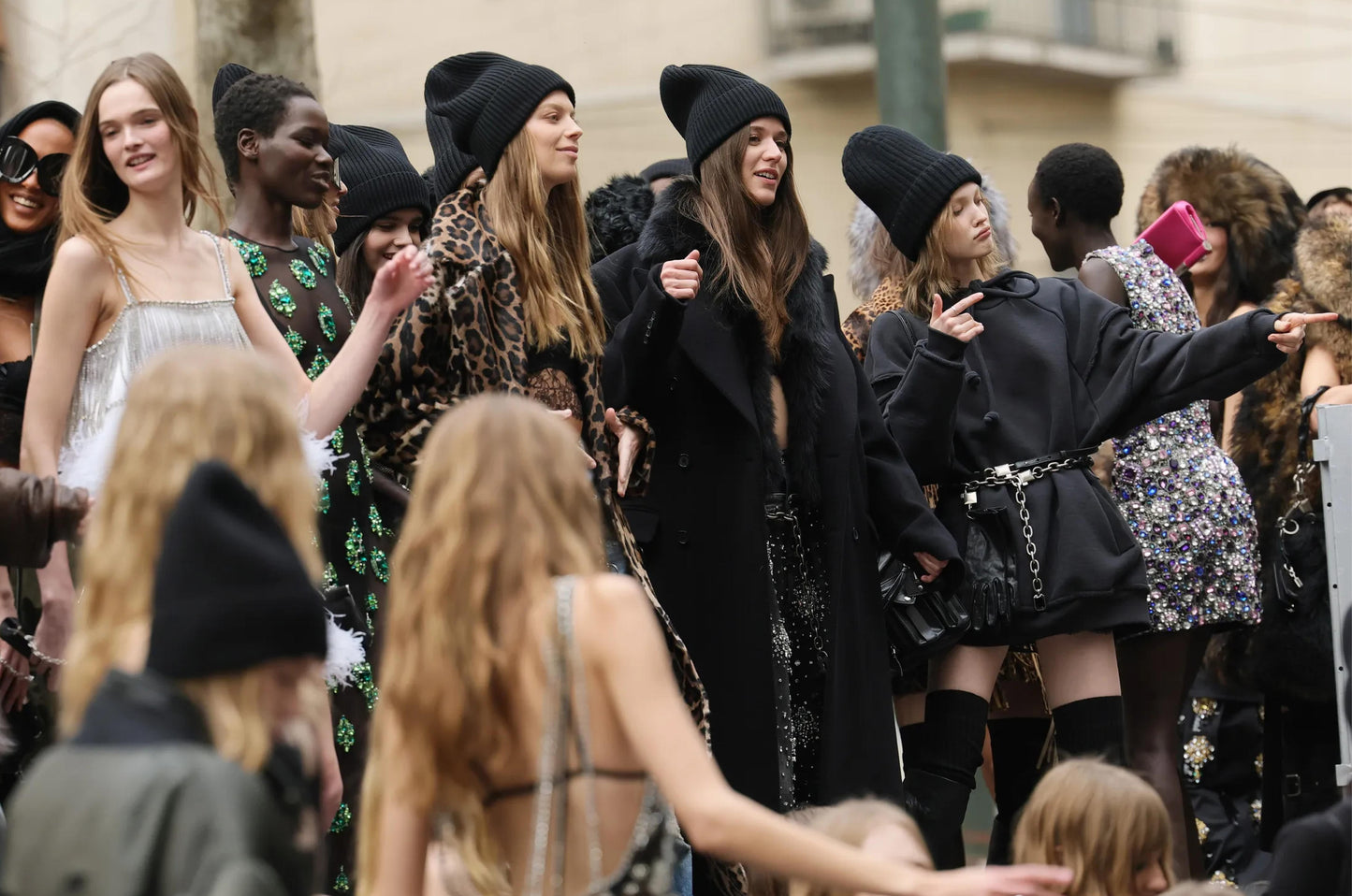 Milano Fashion Week FW25: La Nuova Cool Girl tra Stile, Libertà e Audaci