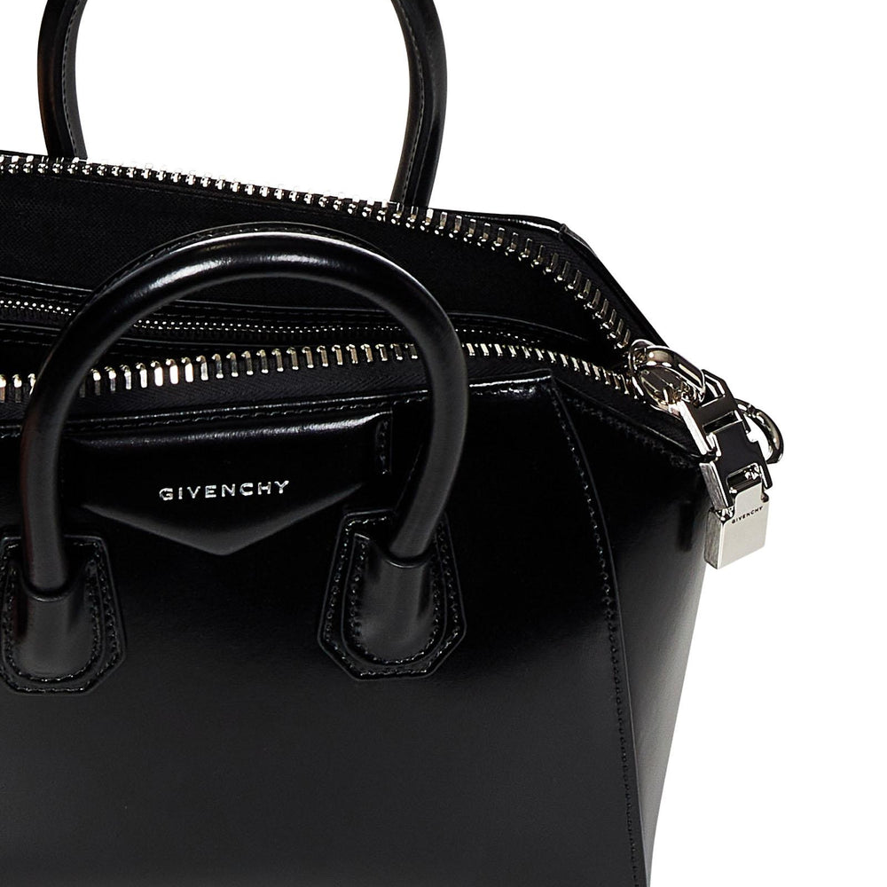 
                  
                    Givenchy BB50TNB1R0001
                  
                