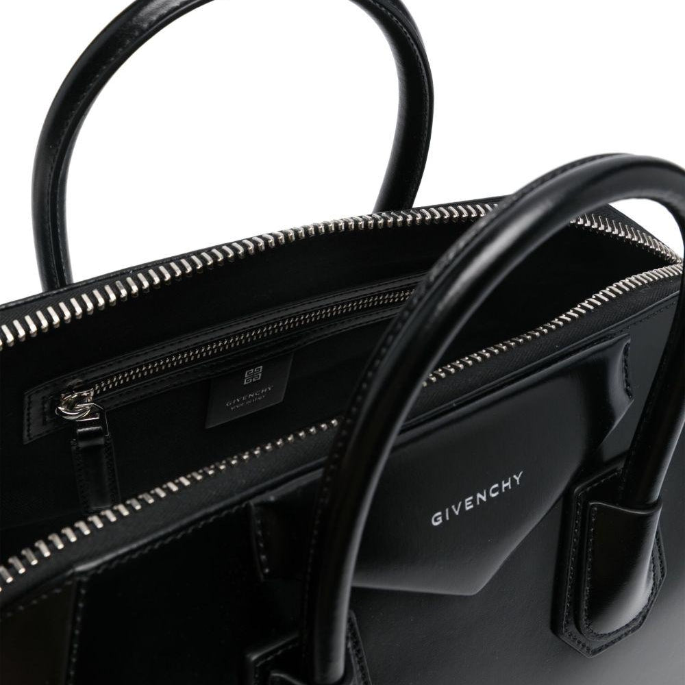 
                  
                    Borsa a mano Antigona Media Givenchy BB50TQB1R0 001 Givenchy 
                  
                
